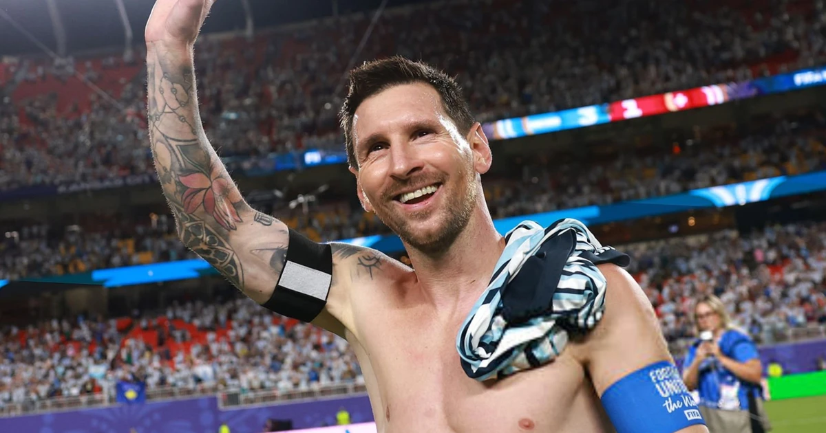 Loạt ảnh Messi phát cuồng, cởi phăng áo và nhảy múa缩略图