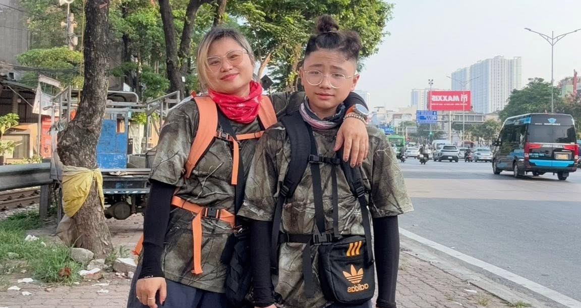Mẹ giáo viên cùng con &amp;apos;nghỉ hè chẳng giống ai&amp;apos;, đi bộ 45 ngày xuyên miền Trung缩略图