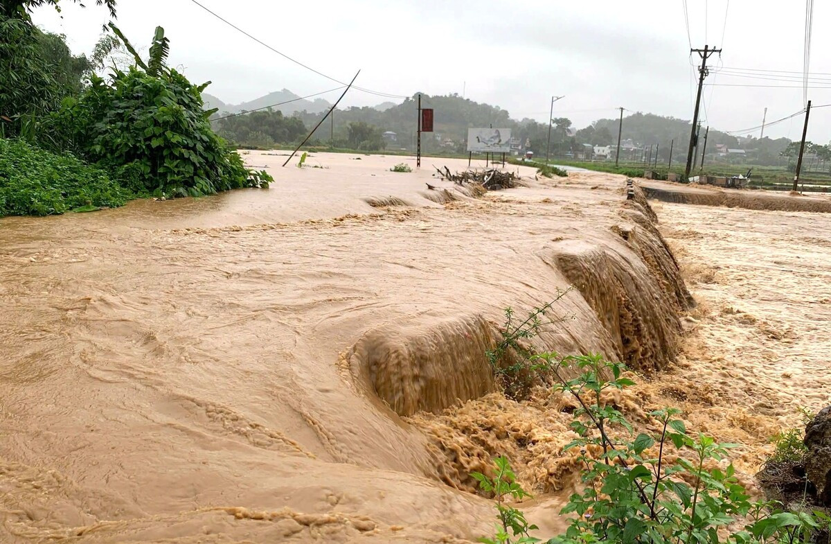 Mưa lớn gây ngập sâu ở Thái Nguyên, một bé trai bị lũ cuốn mất tích缩略图