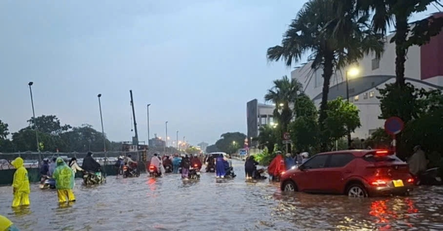 Mưa xối xả cuối giờ chiều ở Hà Nội, nhiều xe chết máy giữa đường ngập sâu缩略图