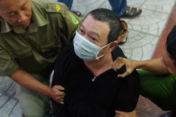 Nam thanh niên đeo khẩu trang, cầm búa cướp tiệm vàng ở Cần Thơ缩略图