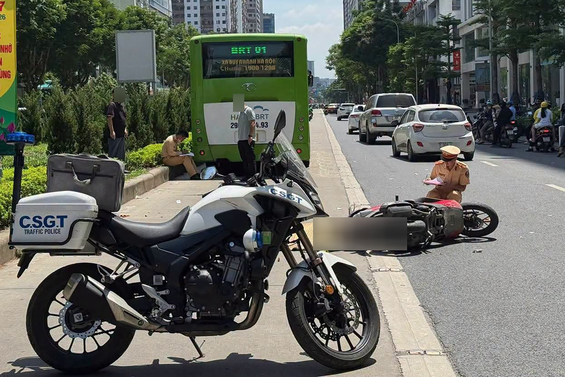Người phụ nữ tử vong sau va chạm xe buýt BRT, cảnh sát nhắc nhở thói quen xấu缩略图