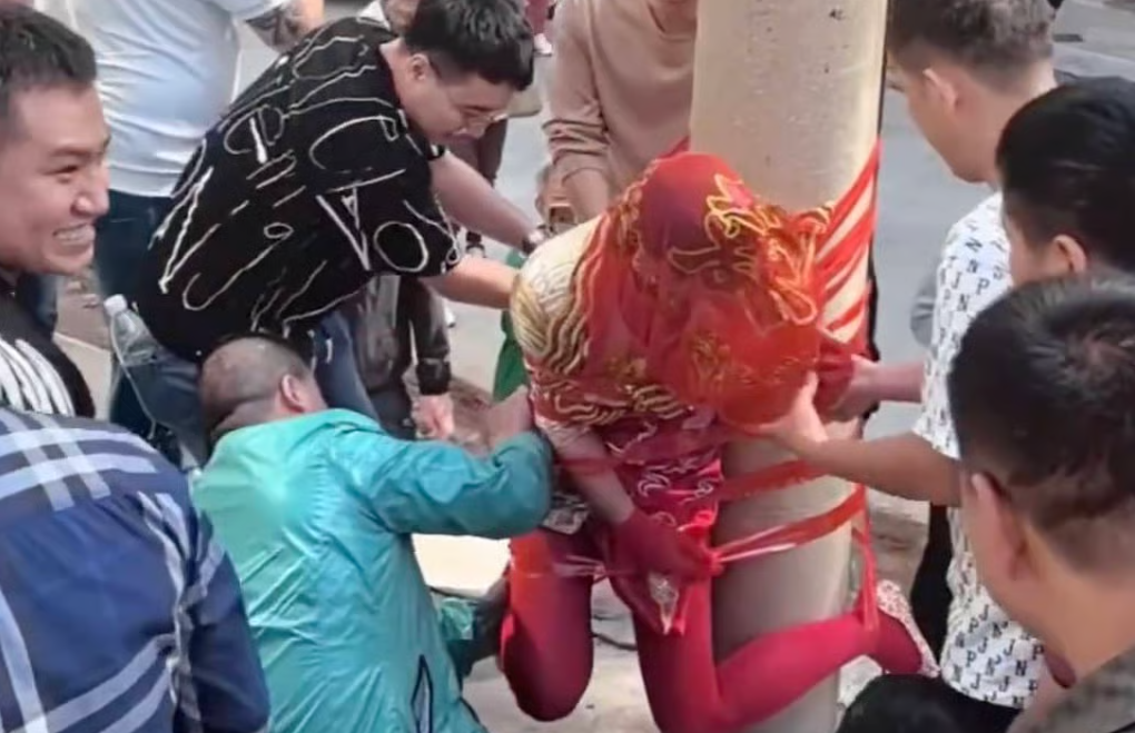 Phù dâu gãy cột sống vì trò đùa lố trong đám cưới, cô dâu chú rể phải bồi thường缩略图