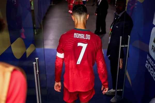 Ronaldo lầm lũi bước vào đường hầm khiến fan đau lòng, bóng lưng số 7 cứ thế khuất dần缩略图
