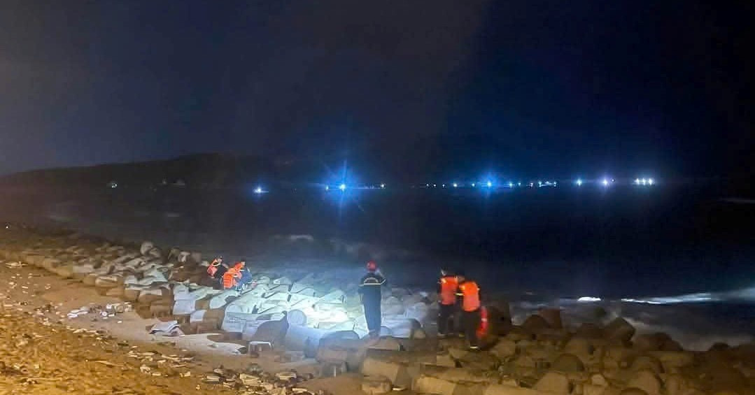 Tắm biển lúc có sóng lớn, bà ngoại và người hàng xóm tử vong, bé trai 5 tuổi mất tích缩略图