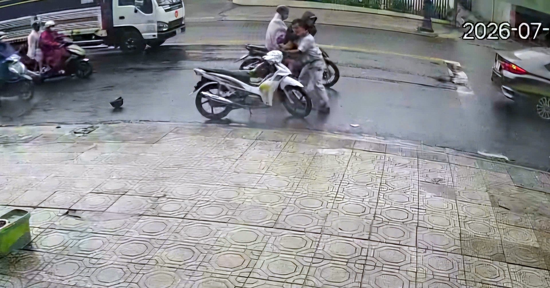 Tấn công người đang dừng đèn đỏ, cướp xe máy缩略图