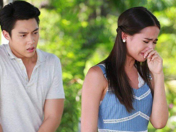 Thấy chồng bỏ thang máy để đi thang bộ, người vợ âm thầm bám theo và phát hiện bí mật khó tin缩略图
