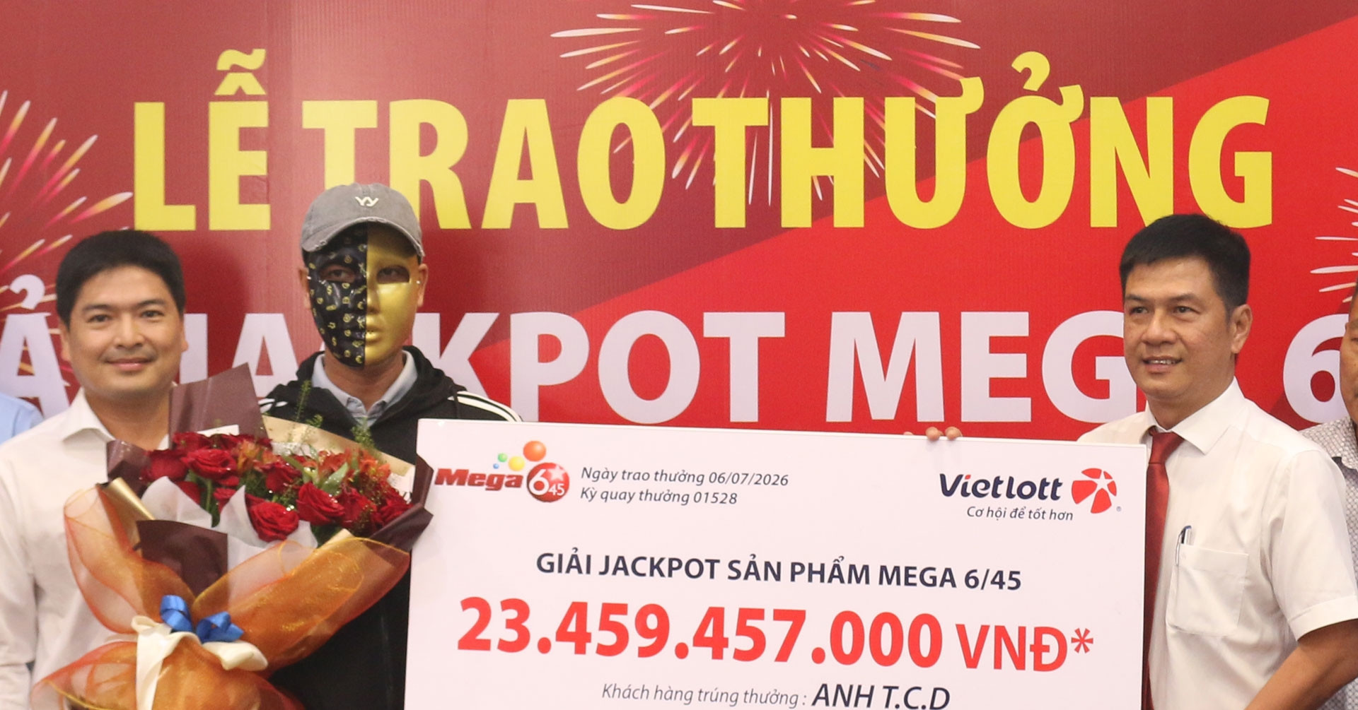 Ủng hộ người bán vé số dạo, người đàn ông trúng độc đắc Vietlott hơn 23,4 tỷ缩略图