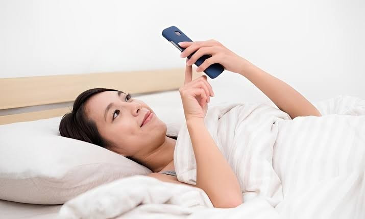 Vừa thức dậy đã cầm điện thoại, chuyên gia cảnh báo 5 tác hại khôn lường缩略图