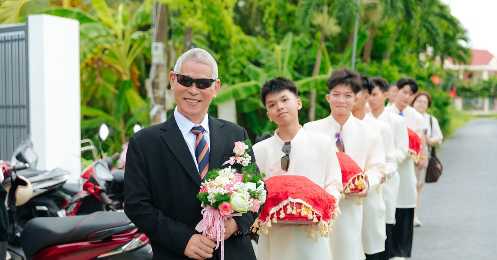 3 &amp;apos;đám cưới U70&amp;apos; gây sốt, chú rể hân hoan đi rước vợ về nhà缩略图