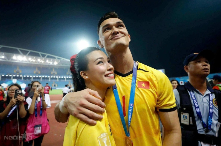 Á hậu Hoàng Oanh hò reo trên sân Mỹ Đình, mặc áo đôi với Patrik Lê Giang缩略图