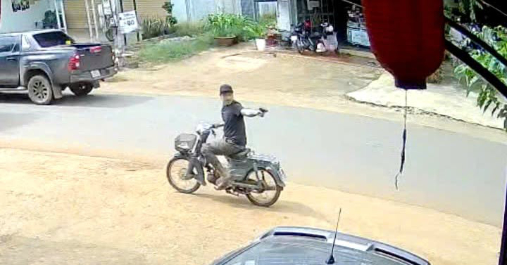 Bắt giữ nghi phạm cầm súng đe dọa nhóm người đuổi theo đòi 500.000 đồng缩略图