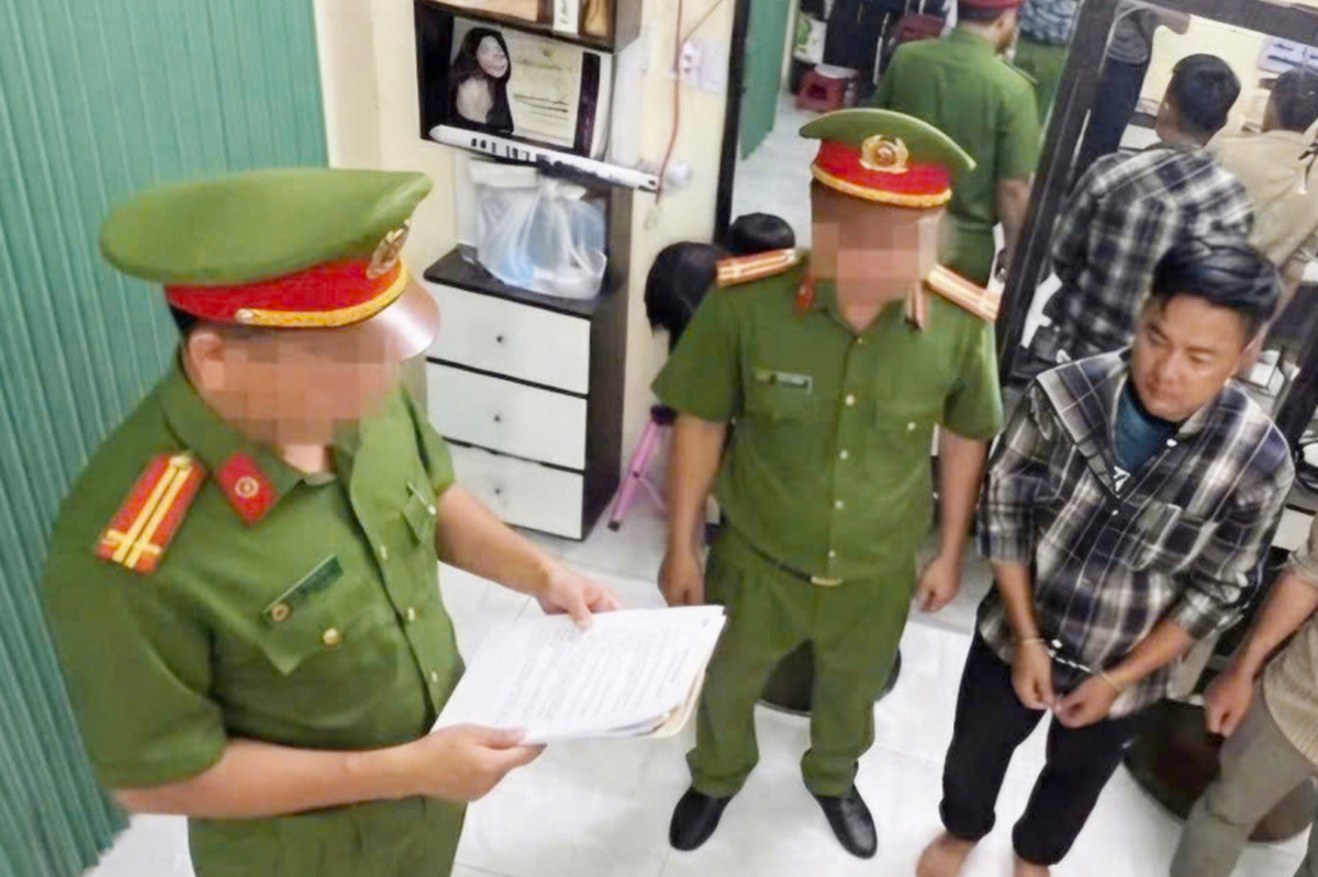 Bắt khẩn cấp nhóm đối tượng dùng còng số 8 khống chế người, ép viết giấy nợ缩略图