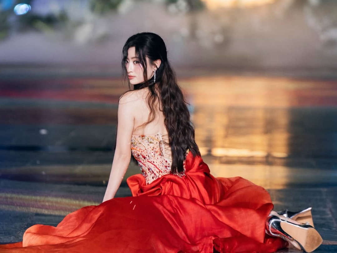 Cú ngã “tiên tử” của Lương Thùy Linh tại VBFF mùa 16缩略图