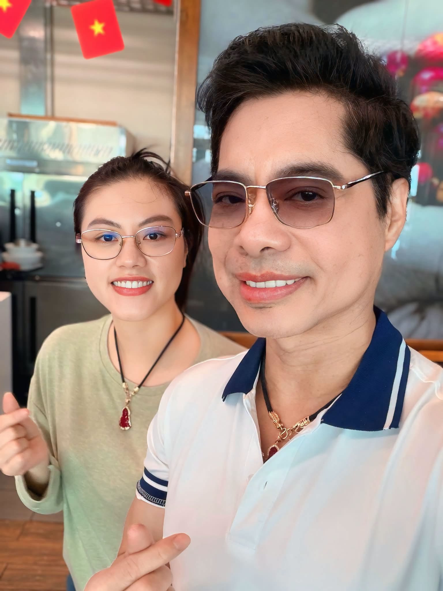 Ca sĩ Ngọc Sơn thân thiết nữ trợ lý, hoa hậu Jennifer Phạm cá tính giữa đại lộ缩略图