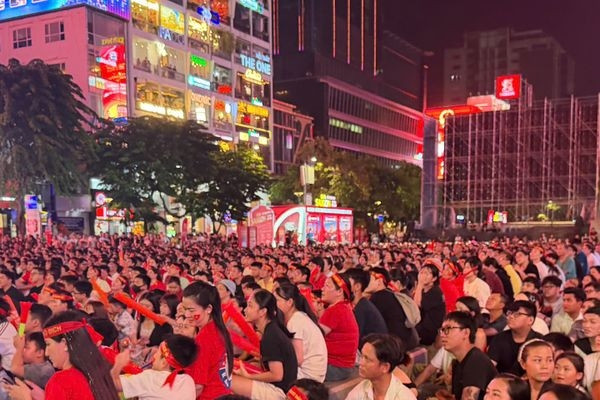 Cảnh tượng ngay lúc này tại phố đi bộ Nguyễn Huệ!缩略图