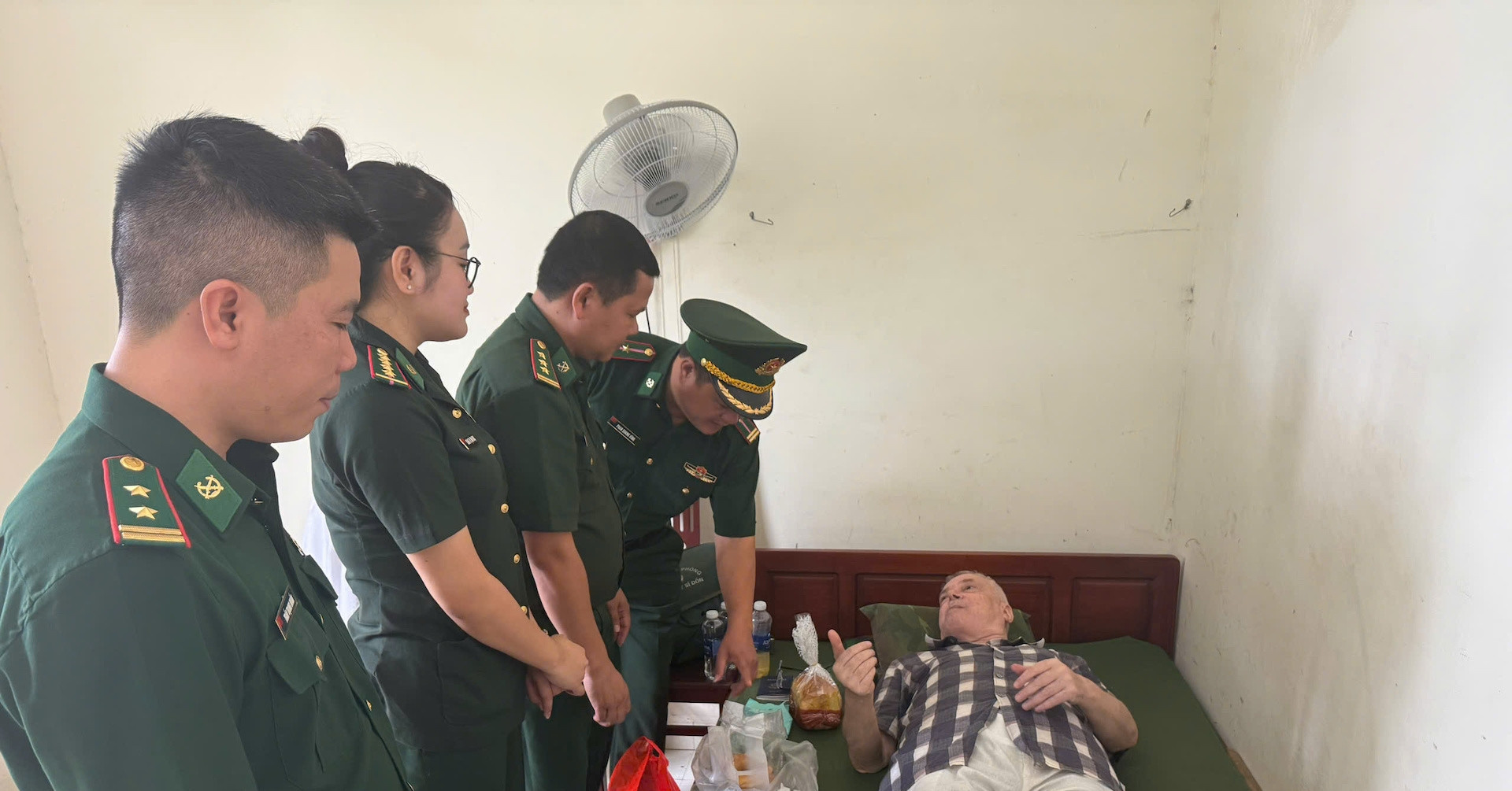 Cấp cứu kịp thời du khách nước ngoài ngã quỵ ở cửa khẩu quốc tế Lao Bảo缩略图
