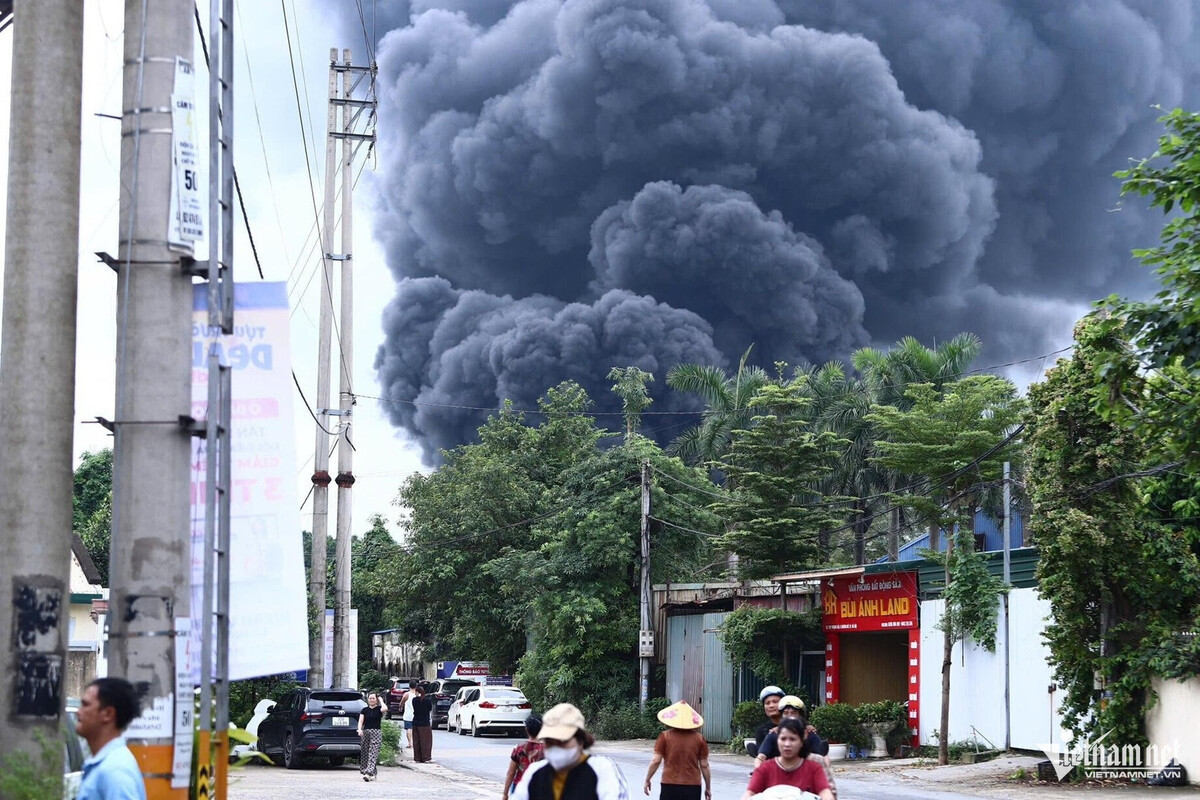 Cháy nhà xưởng ở Hà Nội, khói đen cuồn cuộn缩略图