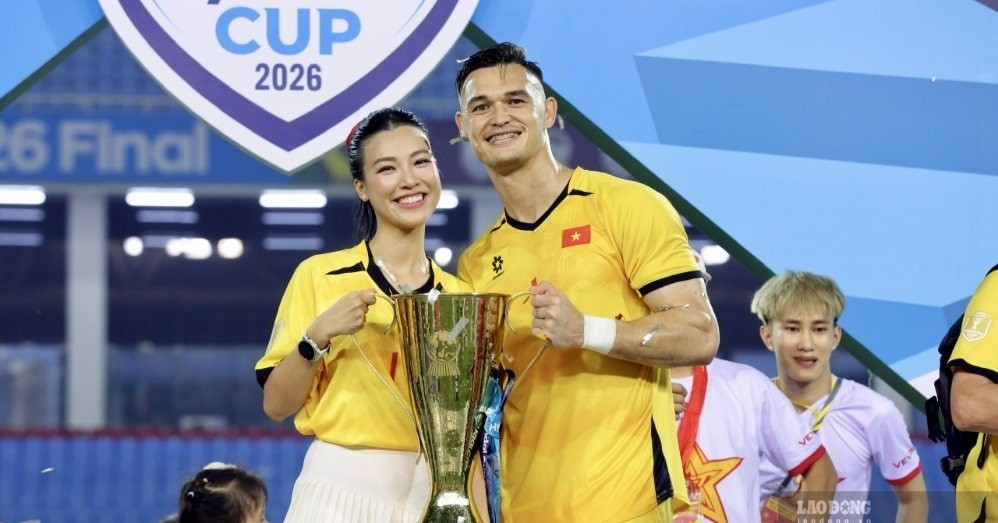 Chính thức công khai: Lê Giang Patrik hôn MC Hoàng Oanh mừng Việt Nam vô địch!缩略图
