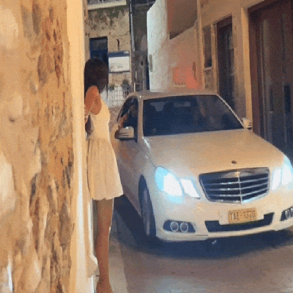 Chuyện gì xảy ra với cô gái đang quay clip trên phố thì người đàn ông đi xe Mercedes đột ngột đến nắm tay?缩略图