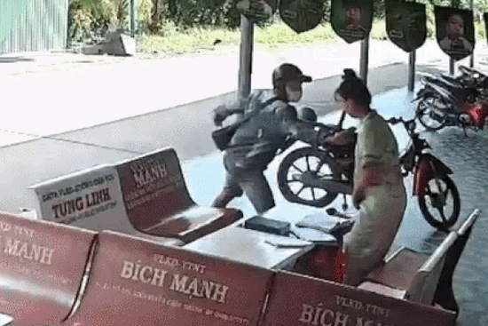 Clip cô gái chống trả tên cướp giật dây chuyền trong tiệm tạp hóa缩略图