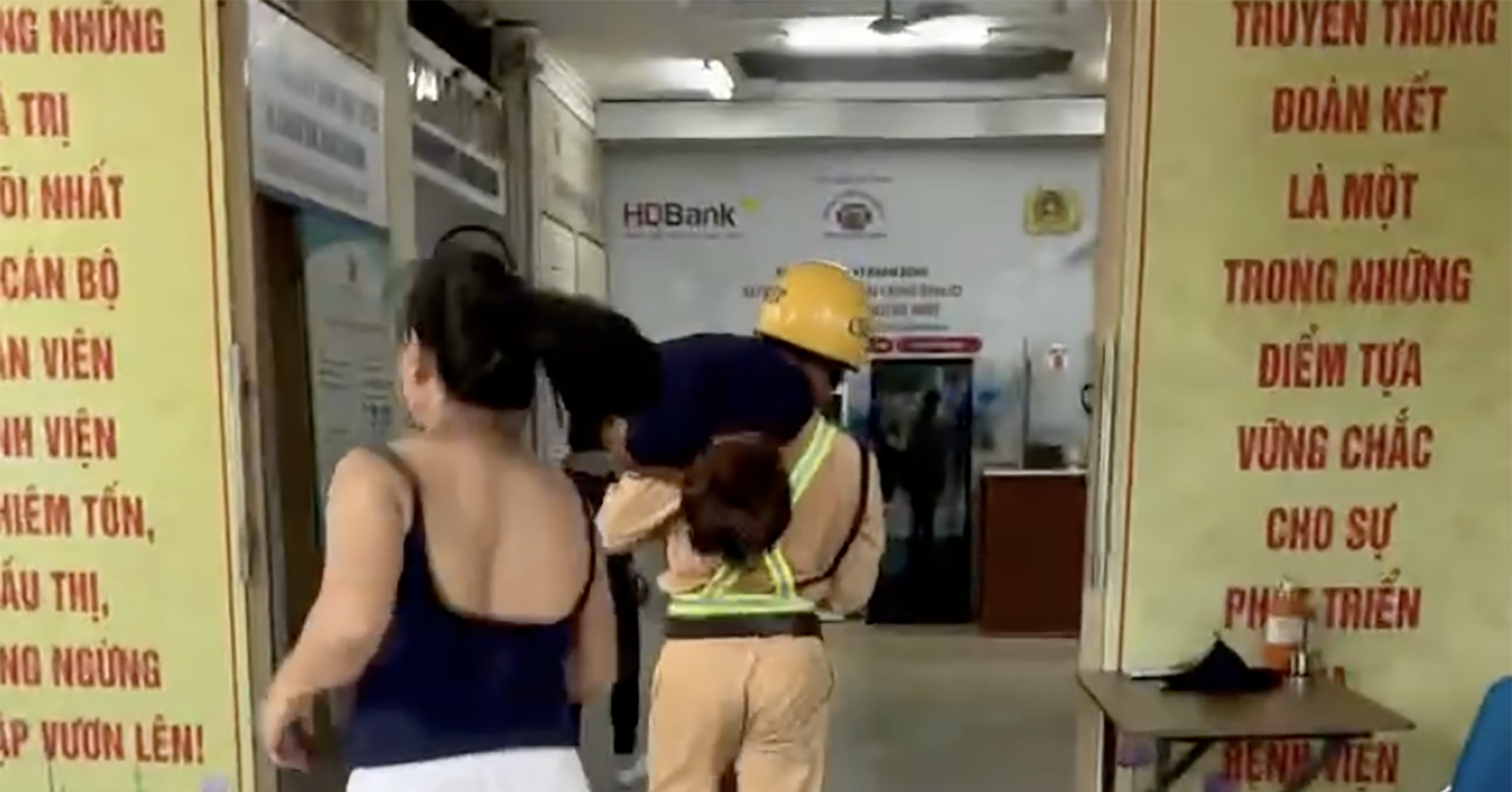 Clip Đại úy CSGT mở đường, vác nữ du khách Anh trên vai đi cấp cứu bệnh viện缩略图