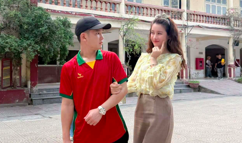 Cô giáo dạy Hóa hút triệu view kể cảnh quay &amp;apos;dở khóc dở cười&amp;apos; trên phim giờ vàng缩略图