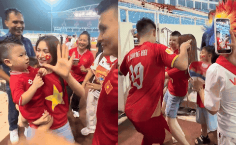 Con trai Quang Hải thành &amp;apos;hot kid&amp;apos; quyền lực sân Mỹ Đình: Được Đình Bắc cưng nựng, Hòa Minzy bế trên tay缩略图