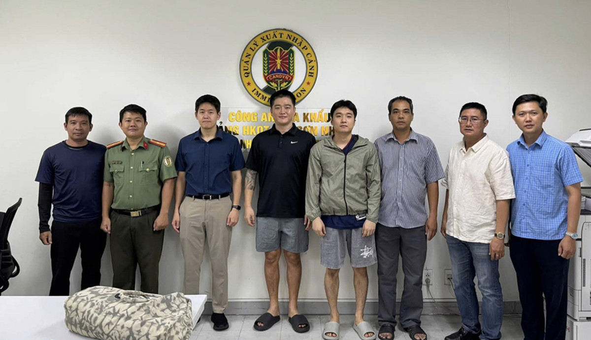 Công an TP.HCM bắt, bàn giao 3 kẻ bị Interpol truy nã đỏ缩略图