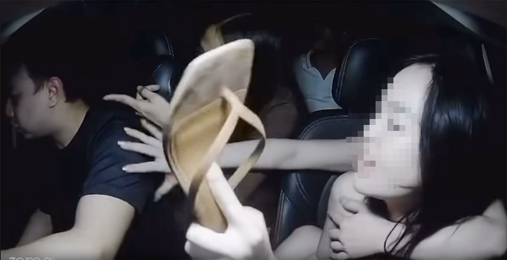 Công an xác minh vụ tài xế taxi bị nhóm khách hành hung, giơ dép vào mặt缩略图