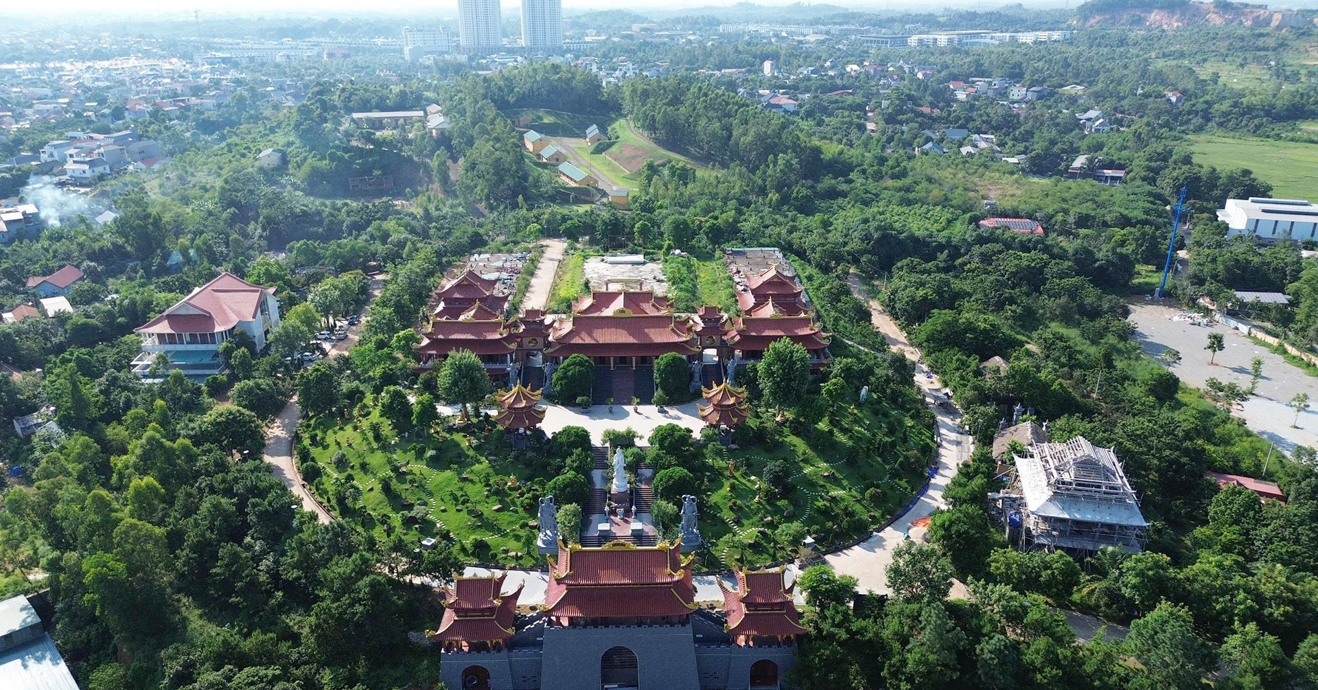 Công an xuất hiện tại chùa Bầu sau vụ cháu nhỏ bị đánh dã man缩略图