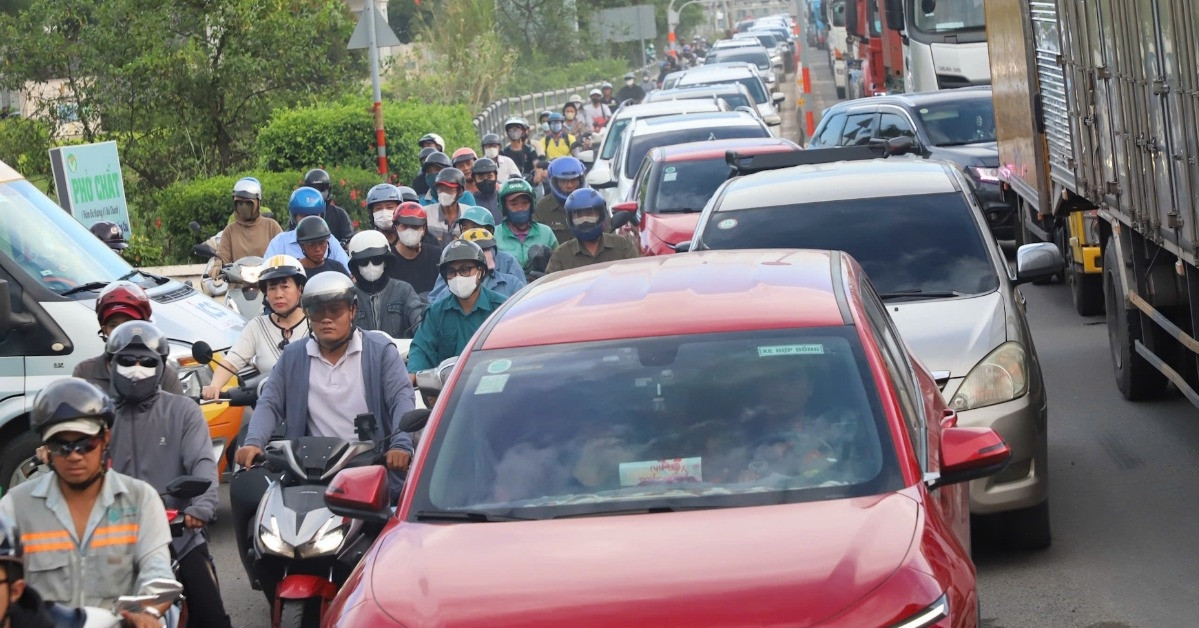 Cửa ngõ phía Đông TPHCM kẹt cứng, bến xe Miền Tây nhộn nhịp người về quê nghỉ lễ缩略图