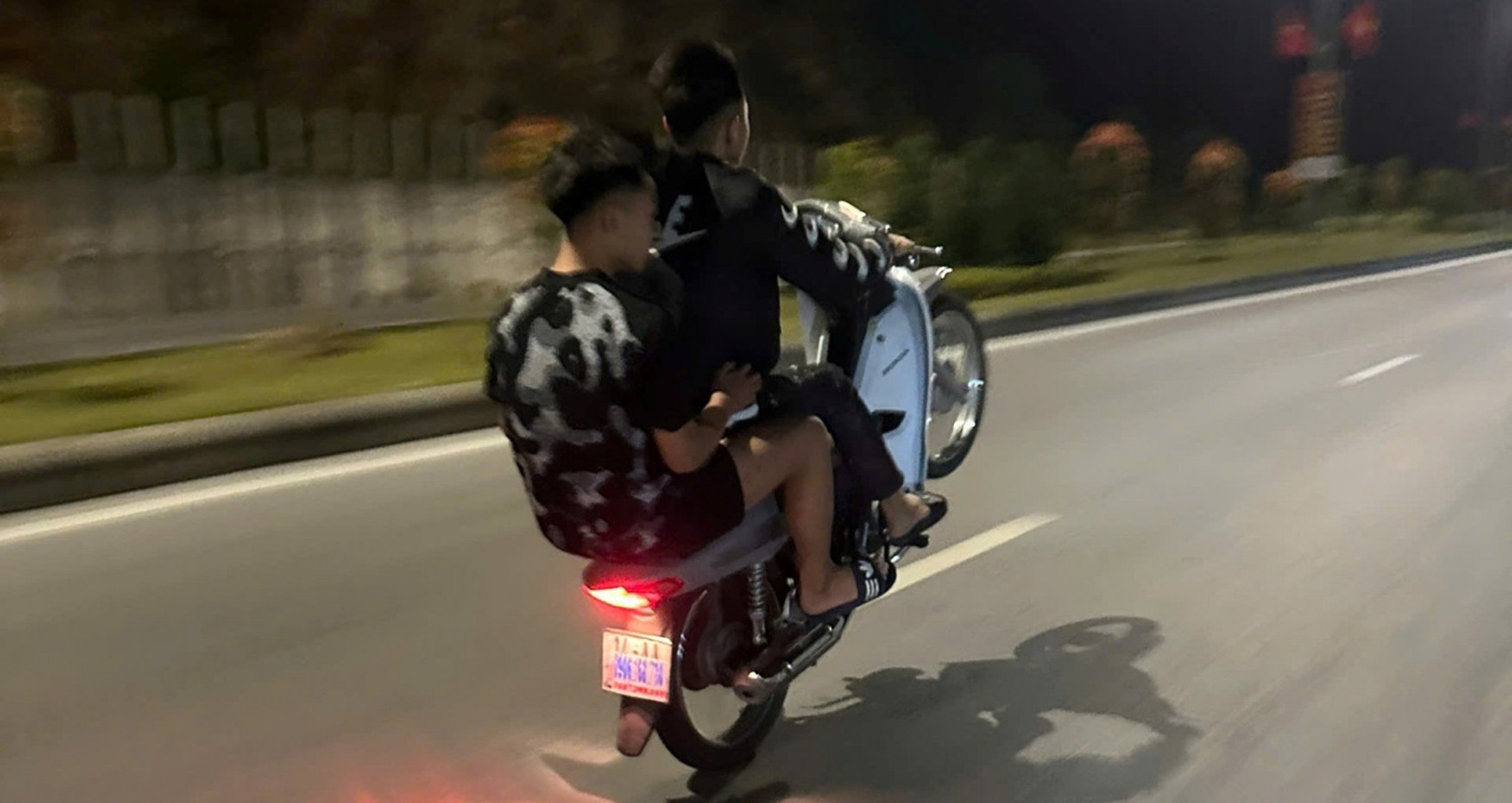 Đề nghị truy tố 13 bị can sau màn chạy xe bốc đầu ở Quảng Ninh缩略图