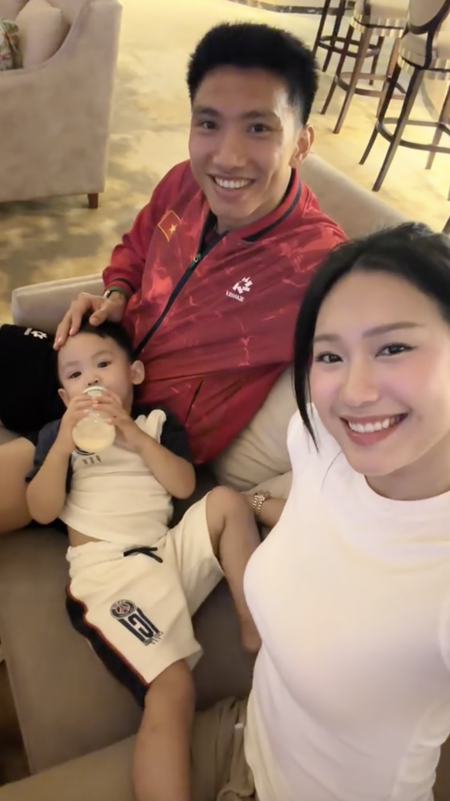 Doãn Hải My khoe visual xinh đẹp chuẩn bạch nguyệt quang làng bóng đá, đưa con tới tiếp sức Văn Hậu trước chung kết Việt Nam – Thái Lan缩略图