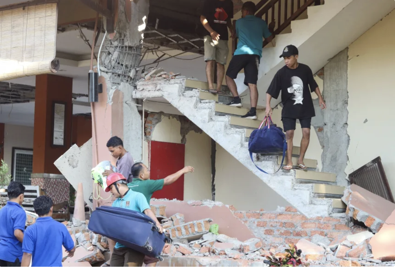 Động đất 7,7 độ richter rung chuyển Indonesia, ít nhất 20 người thiệt mạng缩略图