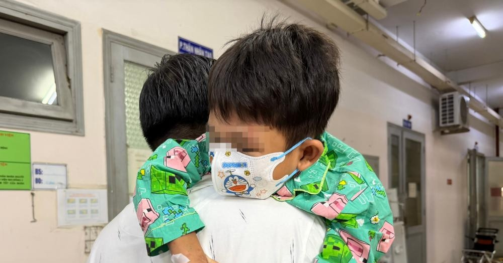 Giọt nước mắt của người mẹ ngày con trai 7 tuổi xuất viện sau ghép thận缩略图