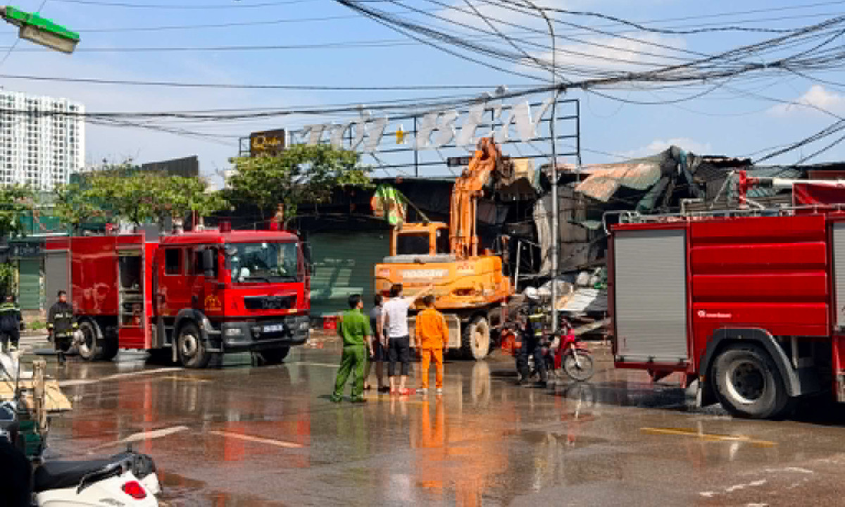Hà Nội: Cháy cơ sở phế liệu trên đường 25m, huy động máy xúc phá dỡ tôn quây缩略图