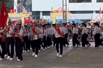 Học sinh vừa diễu hành vừa nhún nhảy, uốn éo: Đó không phải là nghi thức Đội缩略图