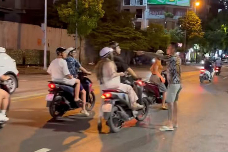 Kẻ xăm trổ hành hung nam thanh niên trên phố Hà Nội không có mặt ở địa phương缩略图