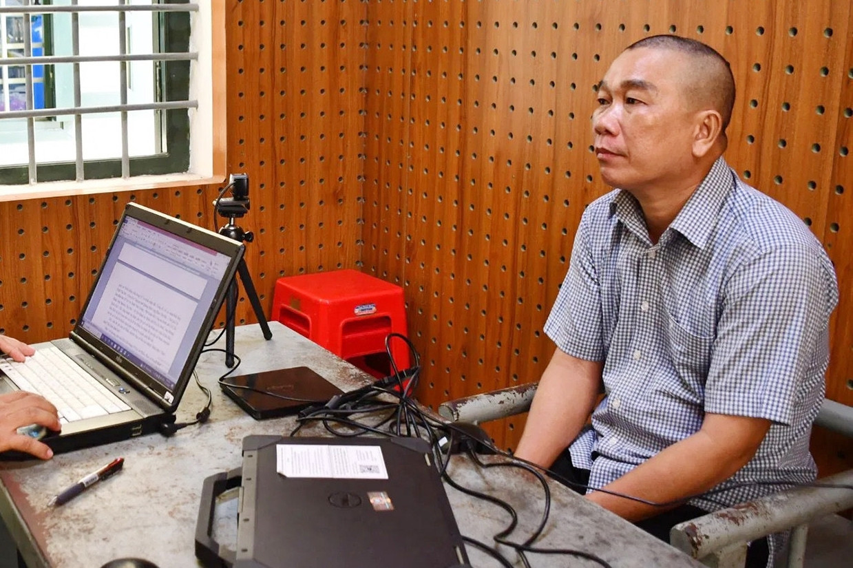 Khám xét nơi ở người đàn ông, thu giữ nhiều trang phục công an, quân đội缩略图