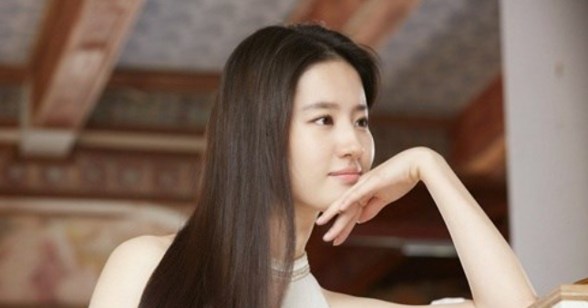 Lưu Diệc Phi diện đồ bình dân, mặt mộc vẫn khiến người đối diện khó rời mắt缩略图