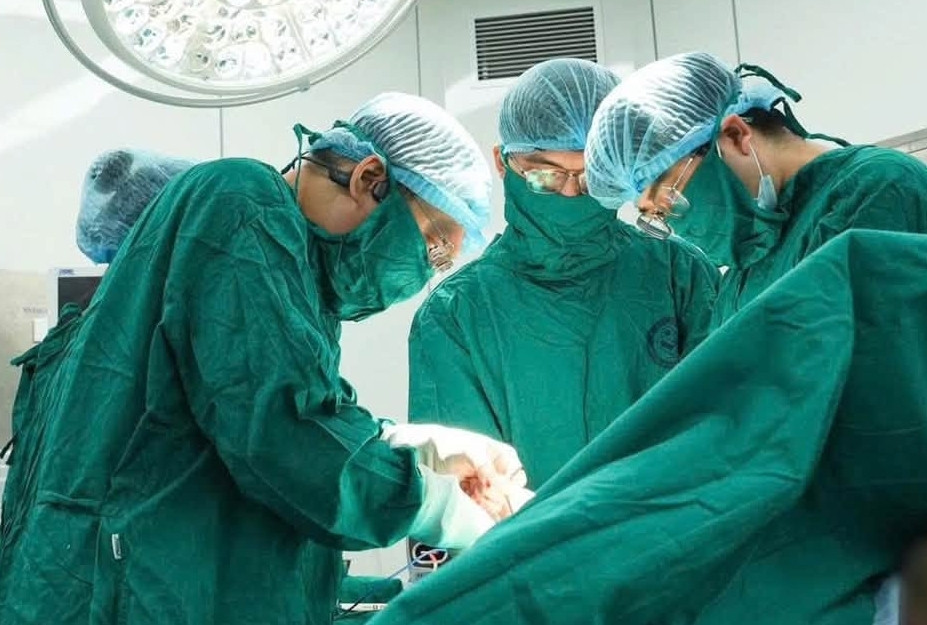 Mang khối u 1,5 kg trong bụng mà không hay biết缩略图