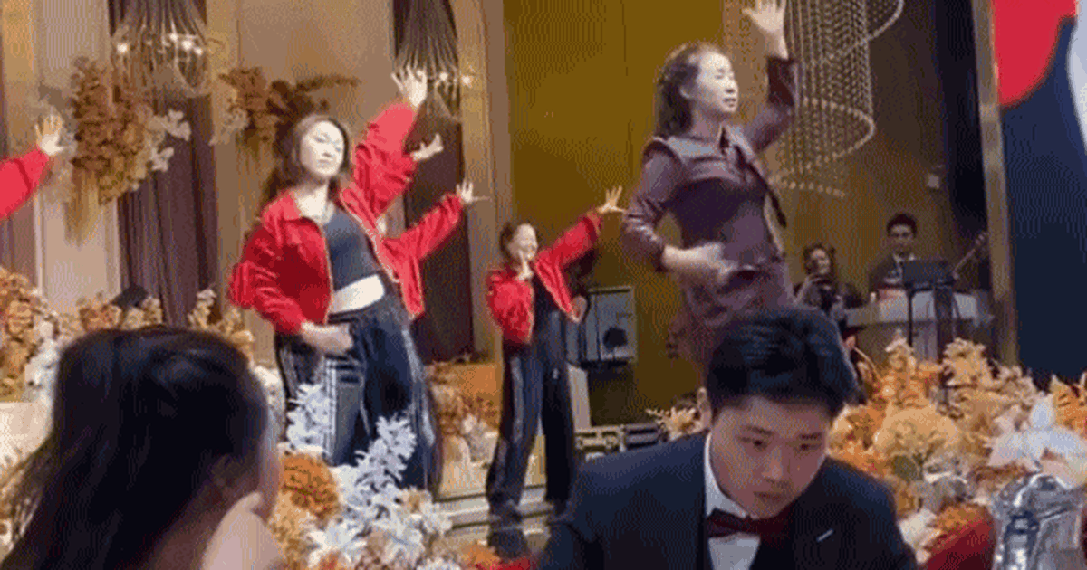 Mẹ chồng &amp;apos;quẩy&amp;apos; hết mình trên sân khấu, cô dâu nói một câu, lời đáp của chú rể gây sốt缩略图