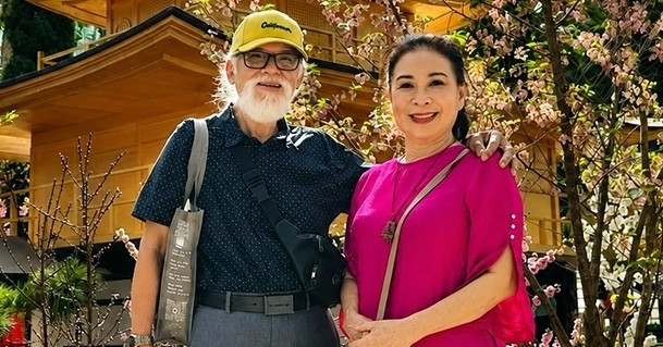 Người chồng tuyệt vời &amp;apos;mặc áo mưa đi xe máy, lặng lẽ đứng đợi&amp;apos; nữ NSND là ai?缩略图