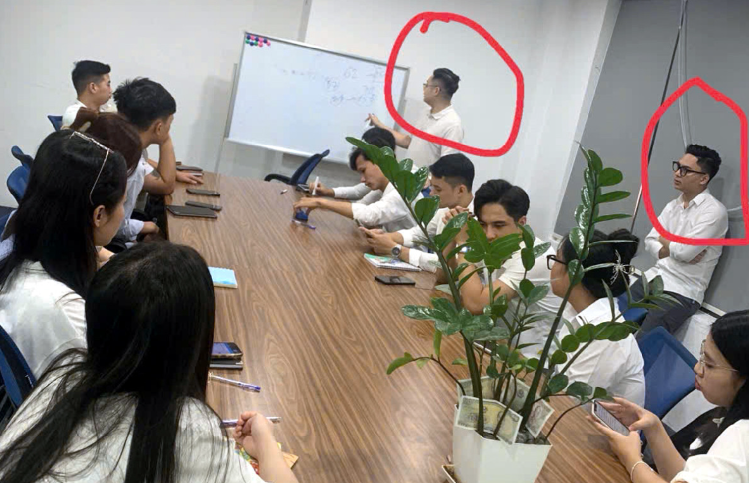 Người phụ nữ kiếm bộn tiền nhờ làm &amp;apos;tay chân&amp;apos; của trùm lừa đảo Mr Pips缩略图