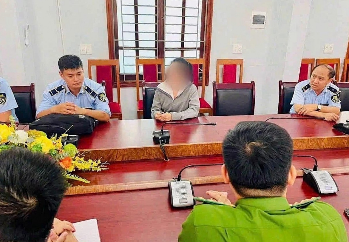 Người phụ nữ tự đóng nước vào vỏ chai nhãn hiệu nổi tiếng, bán gần cổng bệnh viện缩略图