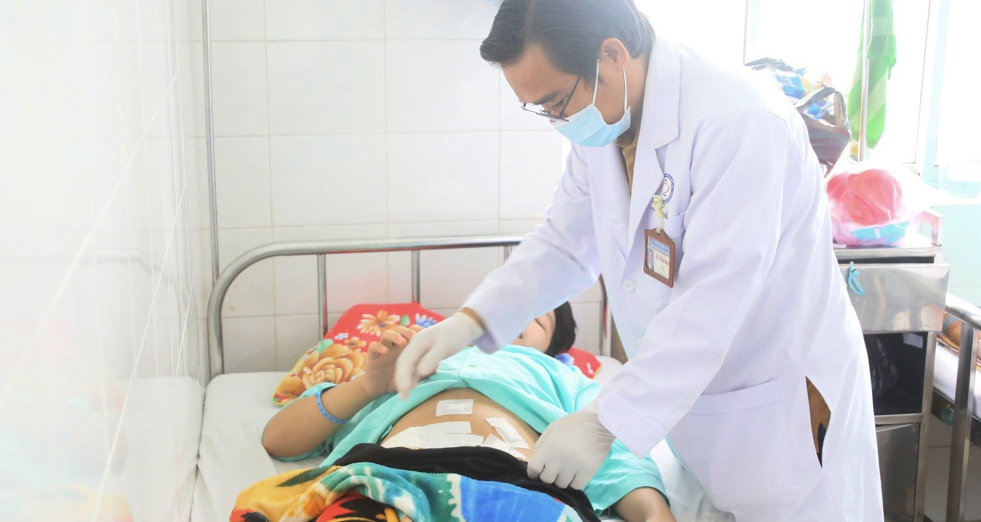Nhập viện mổ cấp cứu vì trò đùa của đồng nghiệp trong giờ làm缩略图