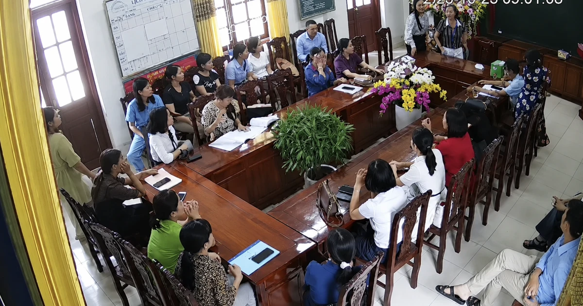 Nữ hiệu trưởng đập bàn, ném cốc thôi làm hiệu trưởng缩略图