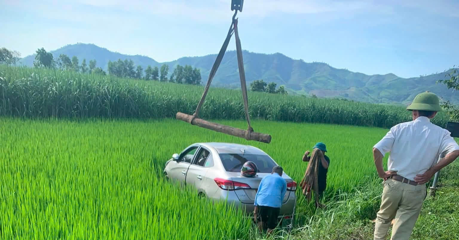Tài xế ô tô nghi đột quỵ tử vong khi đang chở khách, xe lao xuống ruộng缩略图