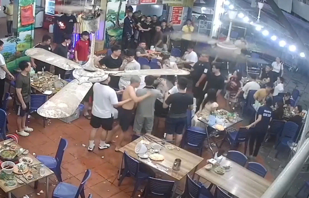 Trêu ghẹo cô gái tại quán ăn, nhóm thanh niên còn hành hung bạn trai缩略图